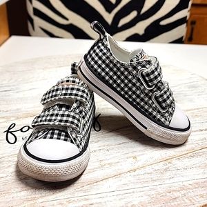 Toddler converses